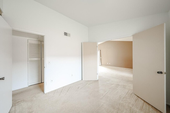 Building Photo - 102 W Concorda Dr