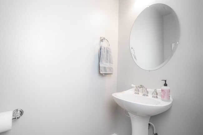 Building Photo - Amazing Updated Braeburn Townhome close to all Bend has to offer!