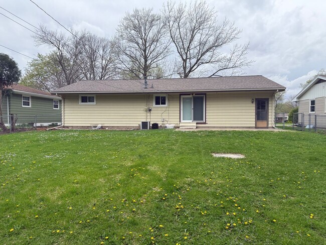 Building Photo - Extremely sharp 3 BR home in Normal