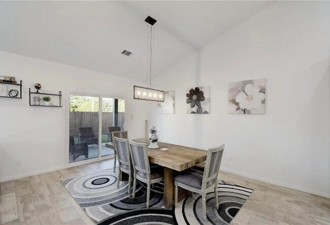 Building Photo - 424 Summit Ridge Dr N