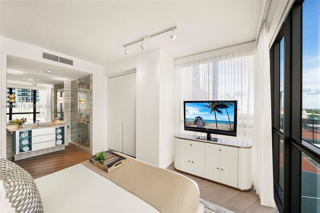 Building Photo - 2201 Collins Ave