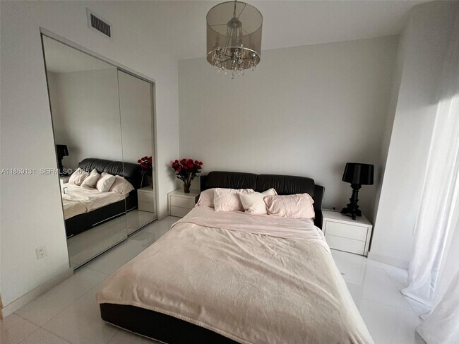 Building Photo - 15811 Collins Ave