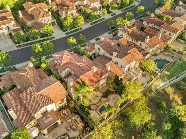 Building Photo - 33 Tall Hedge