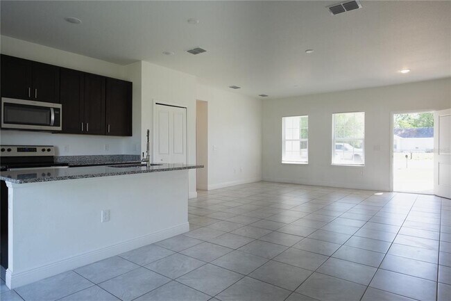 Building Photo - 422 Marion Oaks Course