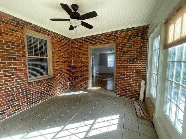 Building Photo - Brick 3 Bedroom Bungalow Available Now!