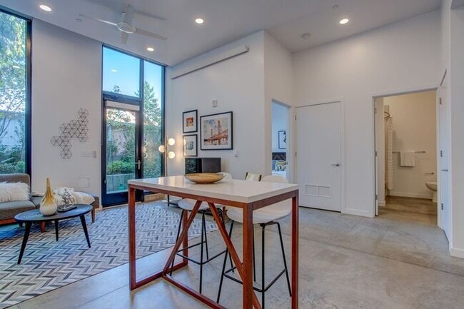 Building Photo - Luxury Studio near Salt and Straw! Only $1...