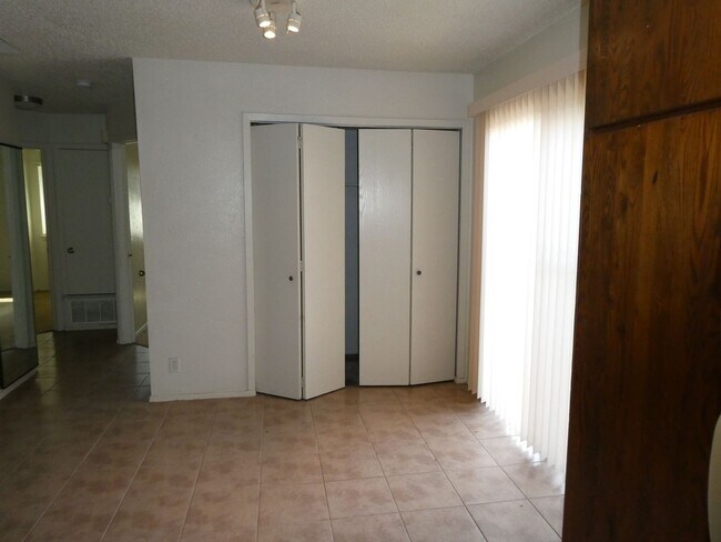 Building Photo - 8705 Pineridge Dr