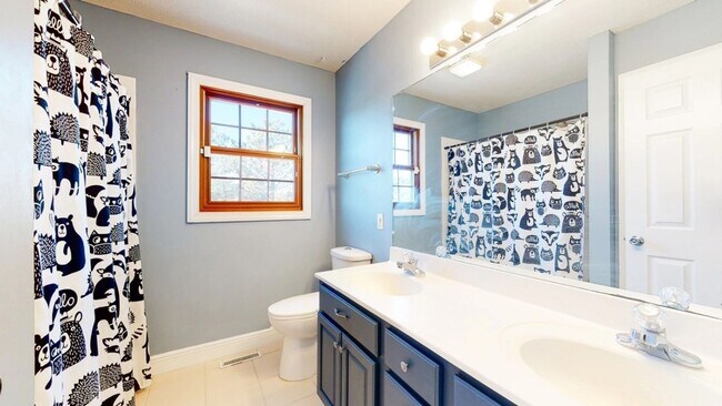 Building Photo - Stunning 4-Bedroom, 3.5-Bath Home with Over 3,800 Sq. Ft. of Ideal Living Space in East Bloomington