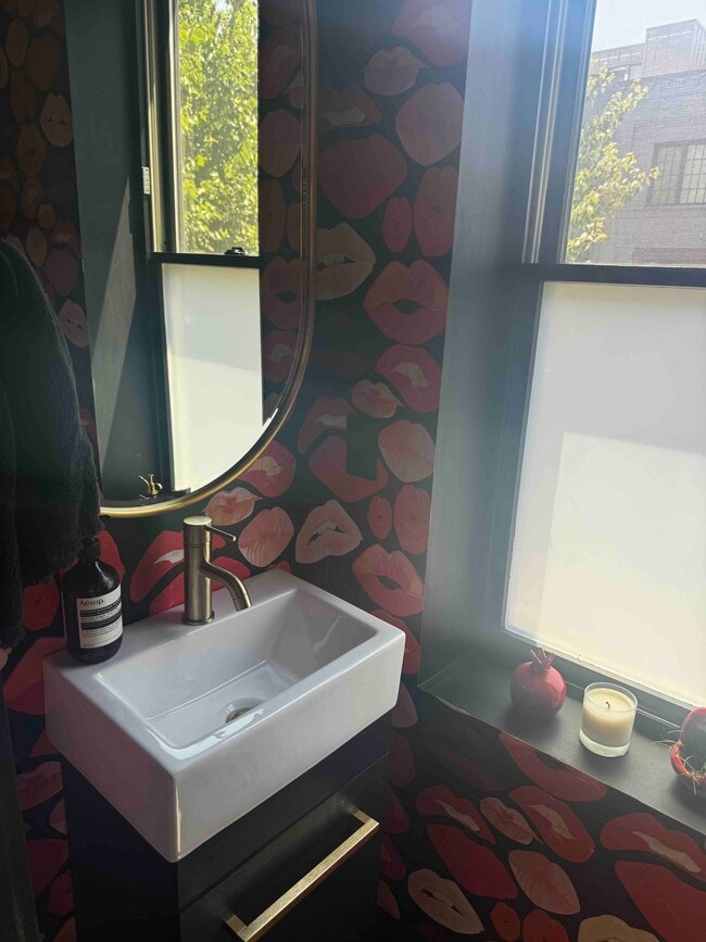 Powder room - 765 Girard St NW