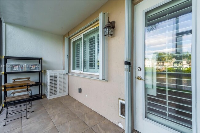 Building Photo - 801 NE 18th Ct