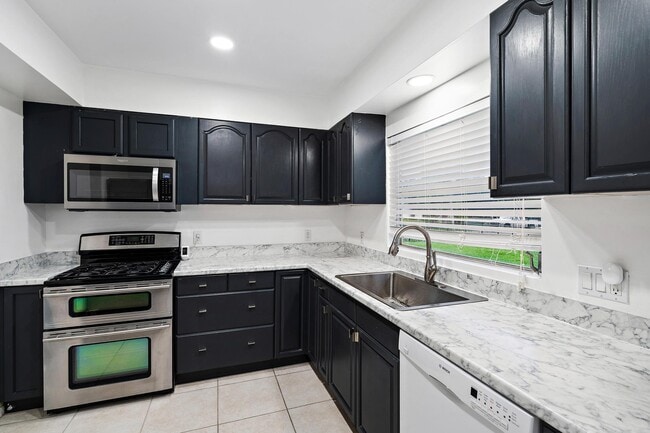 Building Photo - 931 33rd St
