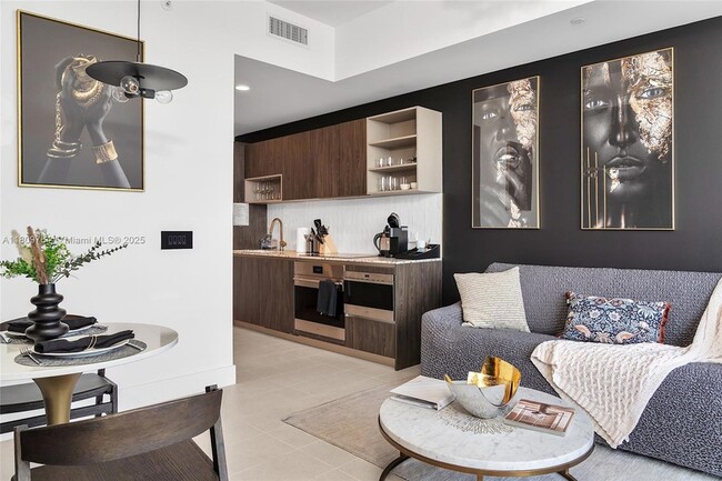 Building Photo - 601 NE 1st Ave