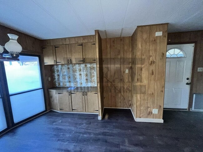 Building Photo - Spacious 2-bedroom, 1-bathroom home!