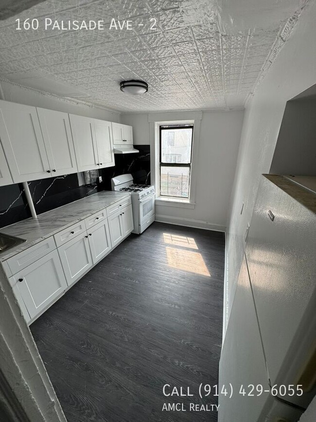 Building Photo - 160 Palisade Ave