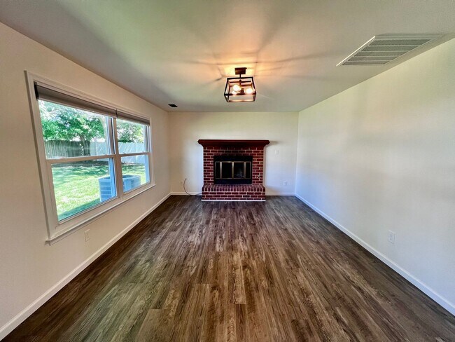 Building Photo - Charming Home in Ocean Lakes Community