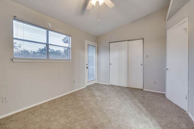 Building Photo - Uptown Townhome - 2BD / 2.5BA - Near Downt...