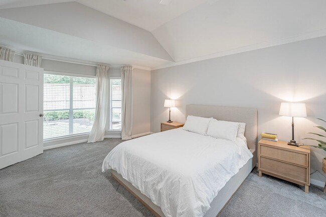 Building Photo - 11 E Sienna Pl