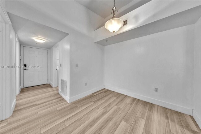 Building Photo - 2516 Centergate Dr