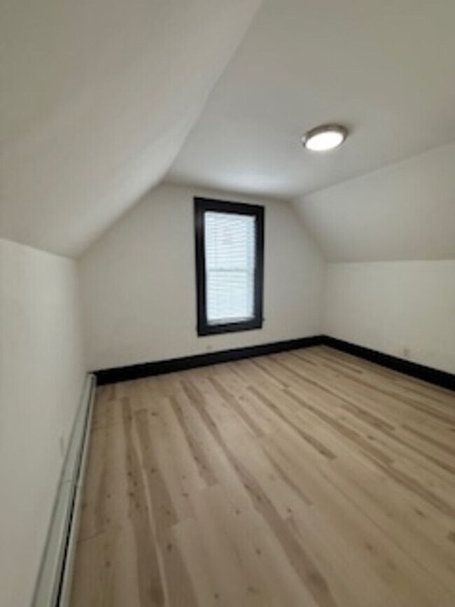 Building Photo - 18-20 Pierce St