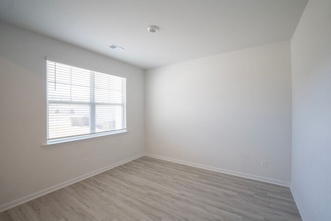 Building Photo - AVAILABLE NOW!