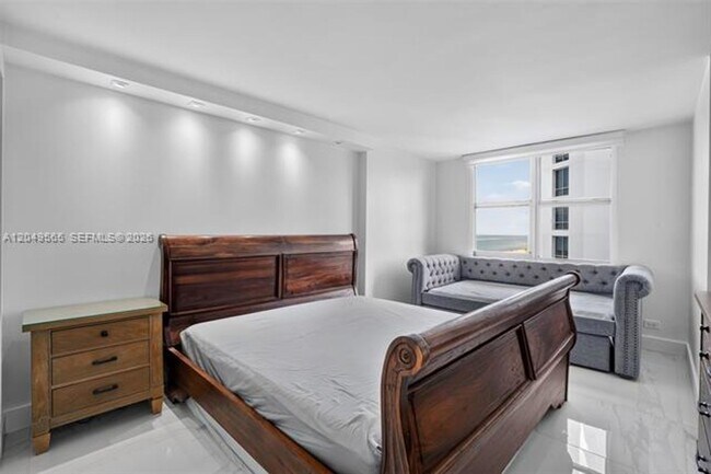 Building Photo - 6039 Collins Ave