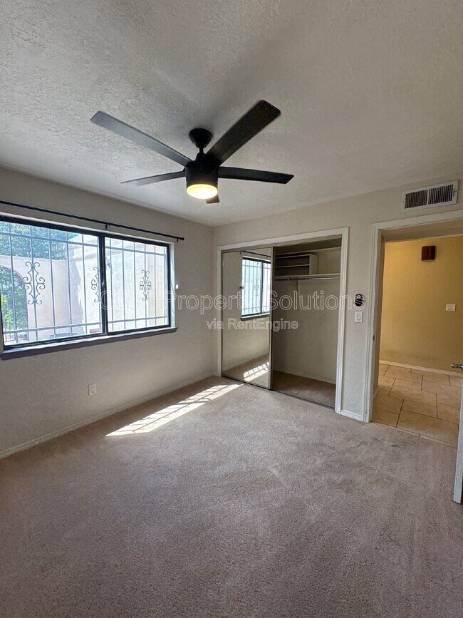 Building Photo - 5828 Elmwood Dr NE