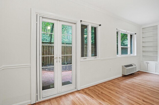 Building Photo - 4114 Davis Pl NW