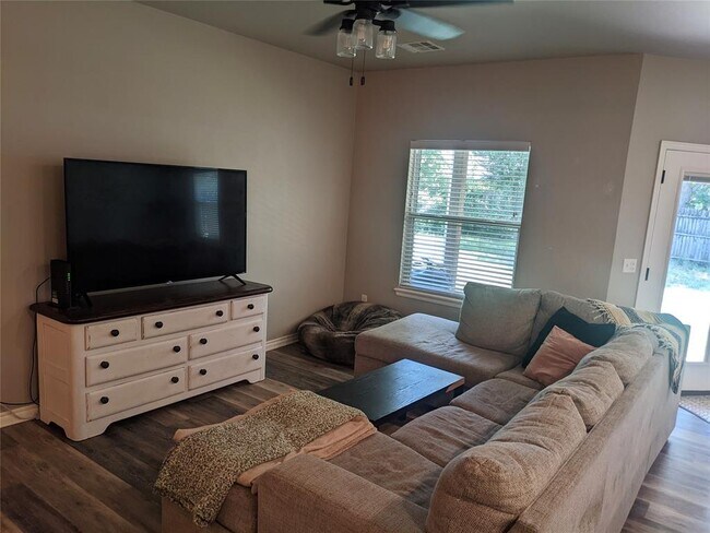 Building Photo - 3400 Lyric St