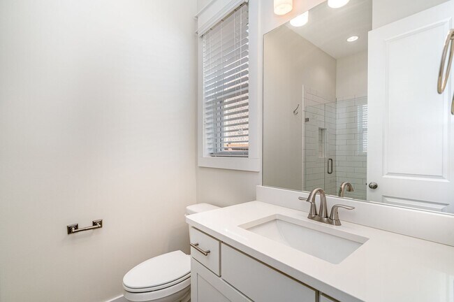Building Photo - Stunning all one-level home in Hendersonvi...