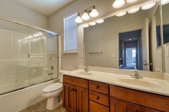 Building Photo - Spacious 4-Bedroom Home with Den – North Y...