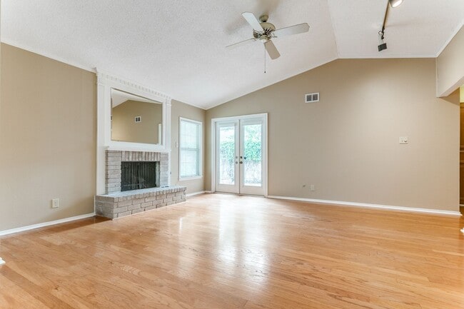 Building Photo - 4-BEDROOM IN BLOSSOM PARK