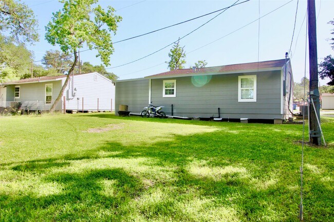 Building Photo - 1422 Papendorf Ln