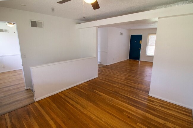 Building Photo - 3 bedroom 2 bathroom Ranch