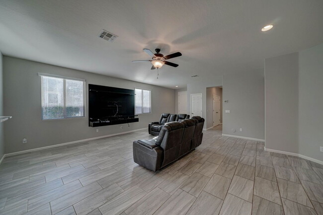 Building Photo - 7636 W Quail Track Dr