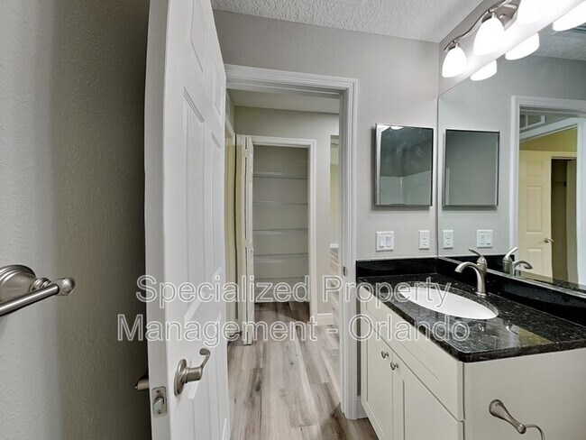 Building Photo - 9399 N Del Rio Way