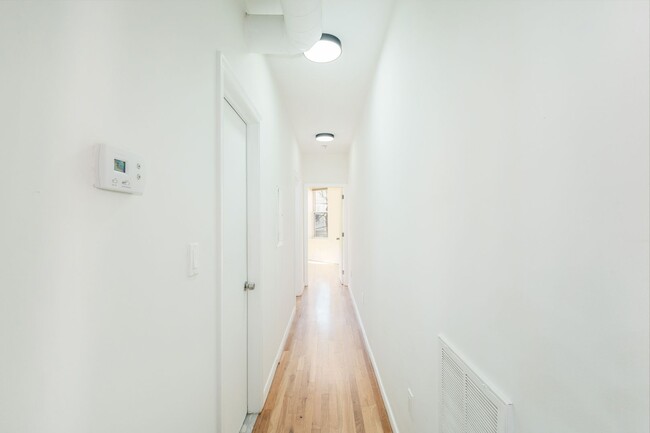 Building Photo - 1424 W Girard Ave