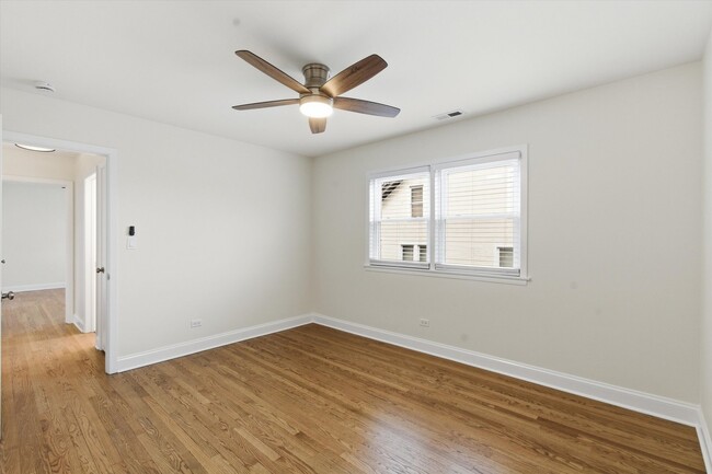 Building Photo - 5915 N Milwaukee Ave