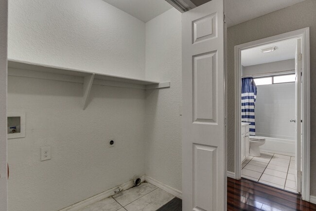 Building Photo - Three bed/two bath home near Kilpatrick turnpike