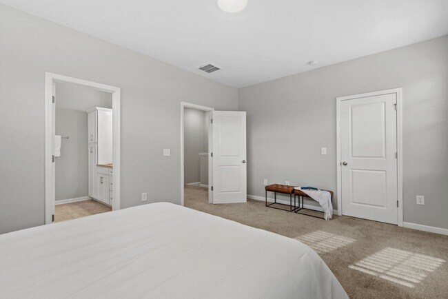Building Photo - 1136 Commack Dr