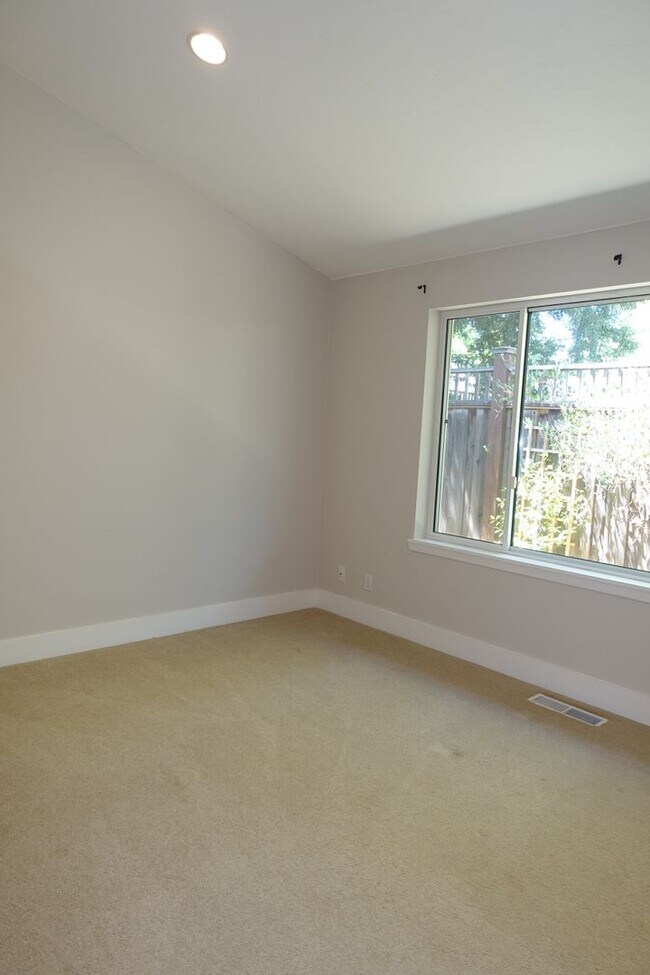 Building Photo - GREAT North Los Altos Home, large rooms, v...
