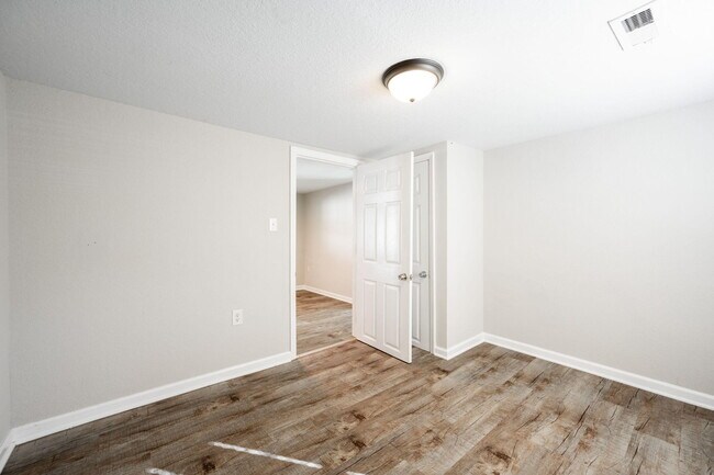 Building Photo - 276 S Center St