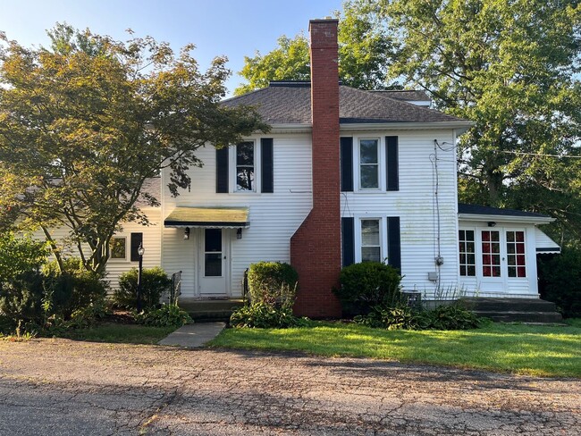 Building Photo - Three Bedroom in Mapleton Local School Dis...