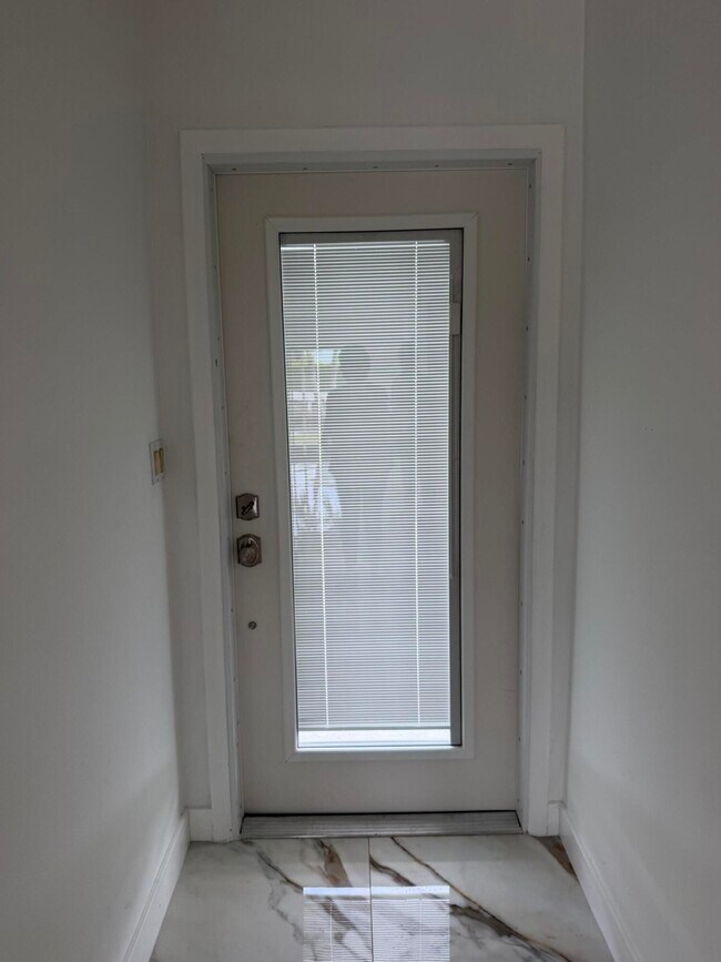 Building Photo - 1100 Pine Dr