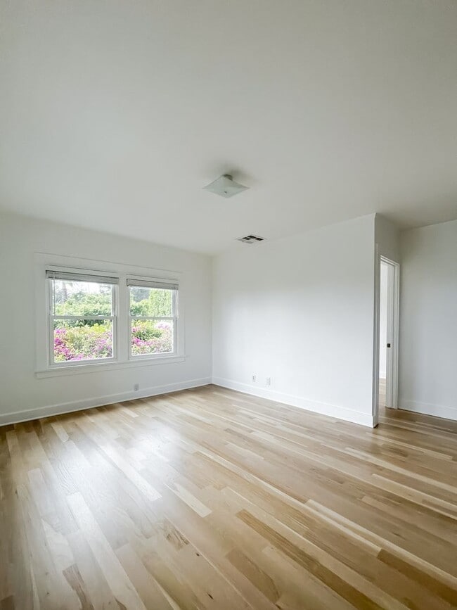 Building Photo - Unbelievable Stand-Alone 2-Bedroom House in Prime West Hollywood Hills
