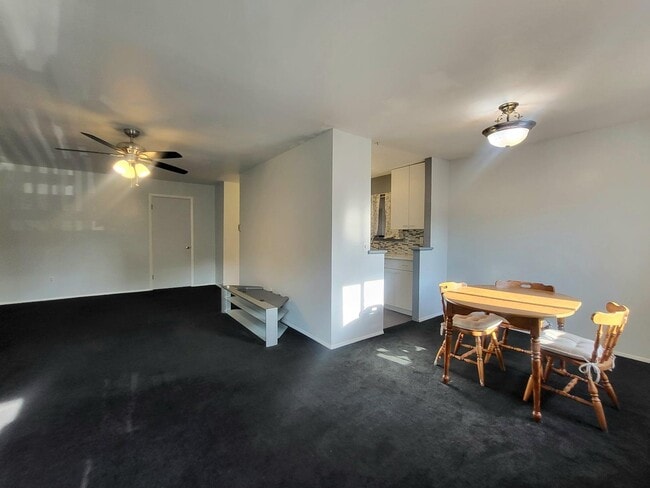 Building Photo - 128 Sycamore Dr