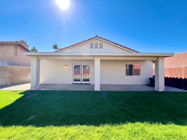 Building Photo - AVAILABLE NOW!!! 3 Bedroom 2 Bathroom Home in La Quinta