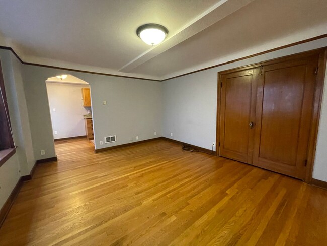 Building Photo - Queens Court Large Charming 1 Bedroom Avai...