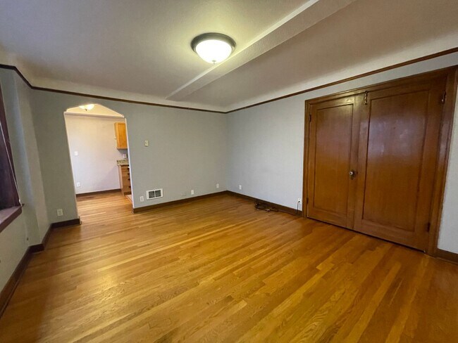 Building Photo - Queens Court Large Charming 1 Bedroom Available Now! Highly Desirable Queen Anne Location