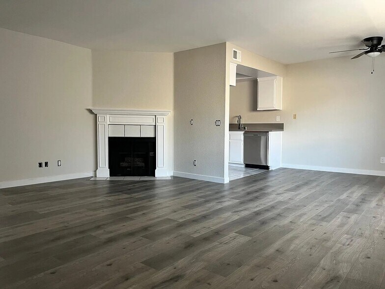 Building Photo - 544 E Tujunga Ave