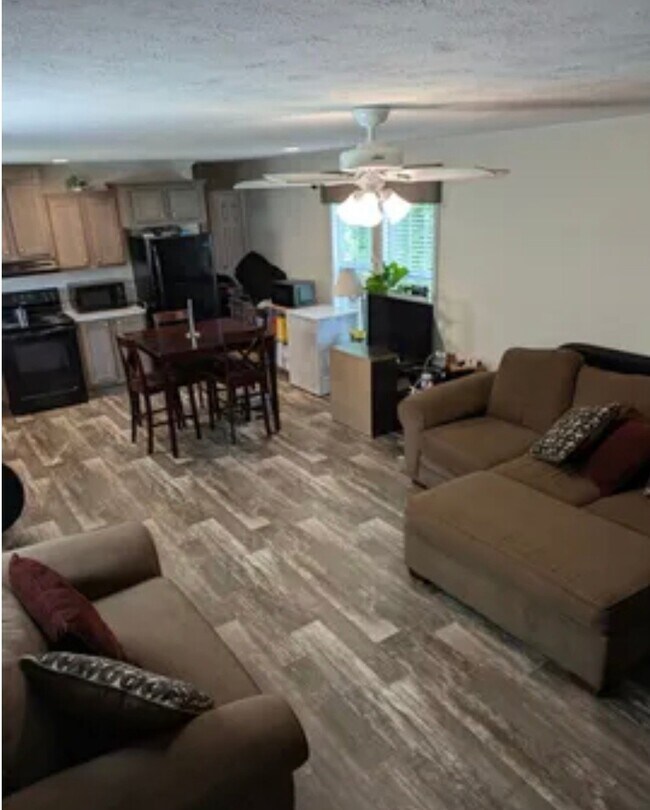 Building Photo - 255 Greenview Cir